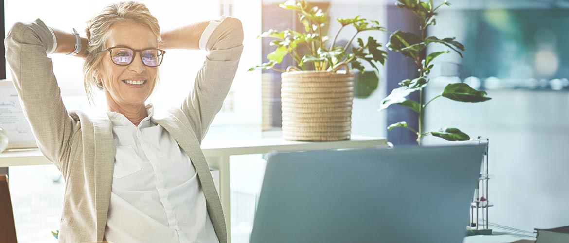Zufriedene Juristin am Laptop im Homeoffice – entspannt, berufserfahren und digital vernetzt. Symbolbild für flexible Fortbildung im Selbststudium oder Online-Format beim Deutschen Anwaltsinstitut.